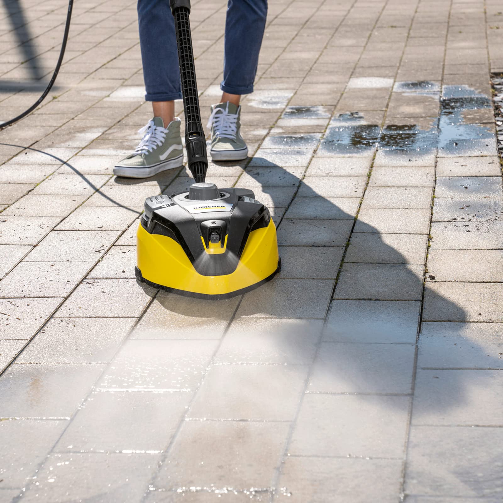 KÄRCHER T 7 Plus used vertically on a garage door showing edge cleaning and reach benefit