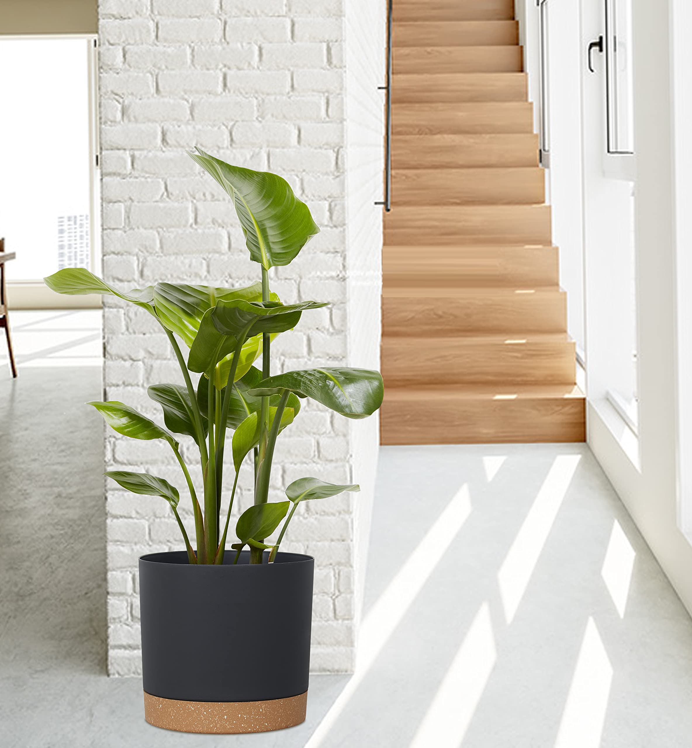 kubvici hand holding pot showing lightweight size and easy repositioning