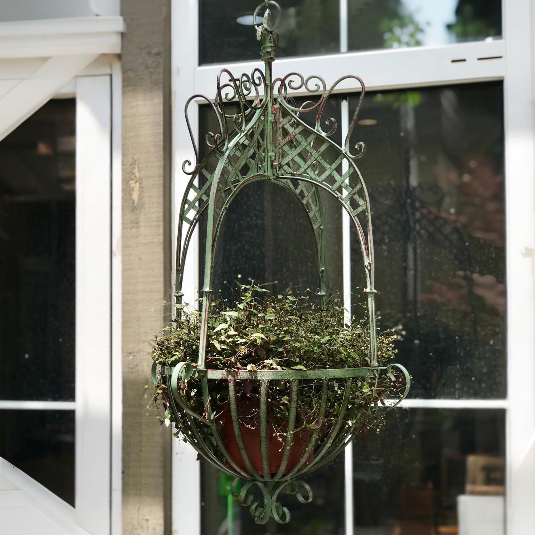 Kynthyre planter beside hands showing size and installation ease