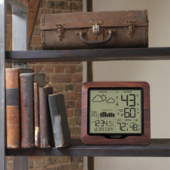La Crosse Technology close-up of barometric pressure graph showing 24-hour trend clarity