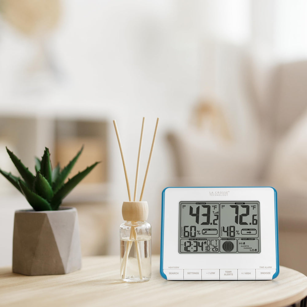 La Crosse Technology close-up of screen with heat index and dew point for clearer reading