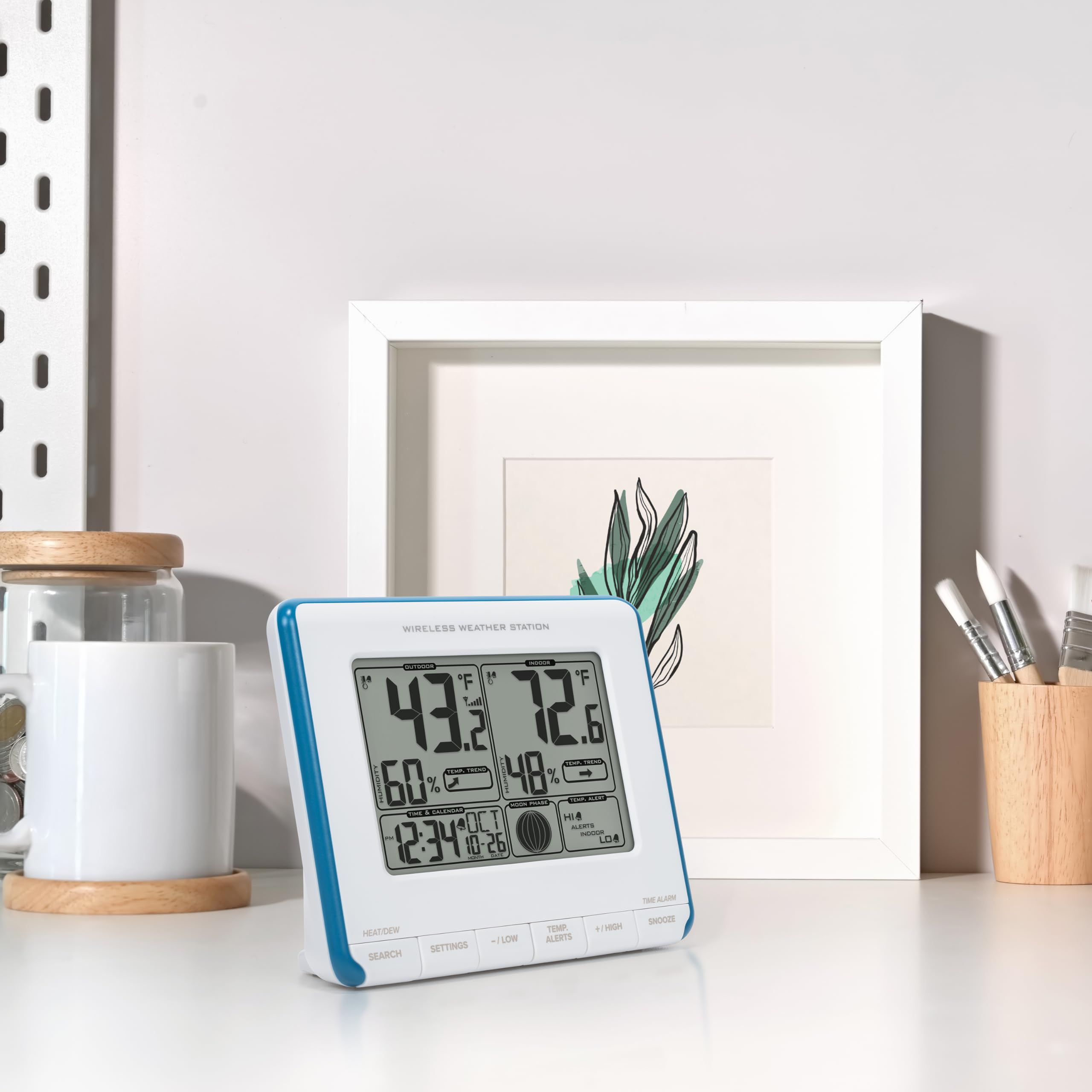 La Crosse Technology display highlighting moon phase icons for simple lunar tracking