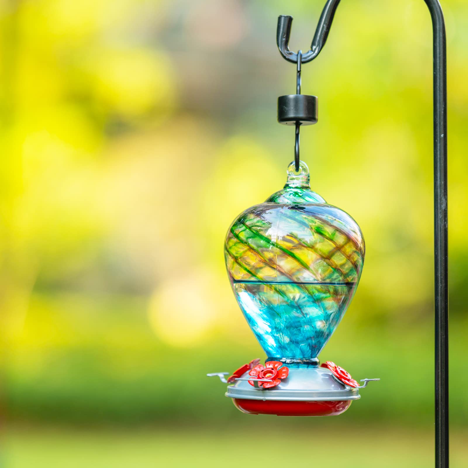 LaElvish Garden feeder beside a water bottle scale comparison showing 34oz capacity benefit