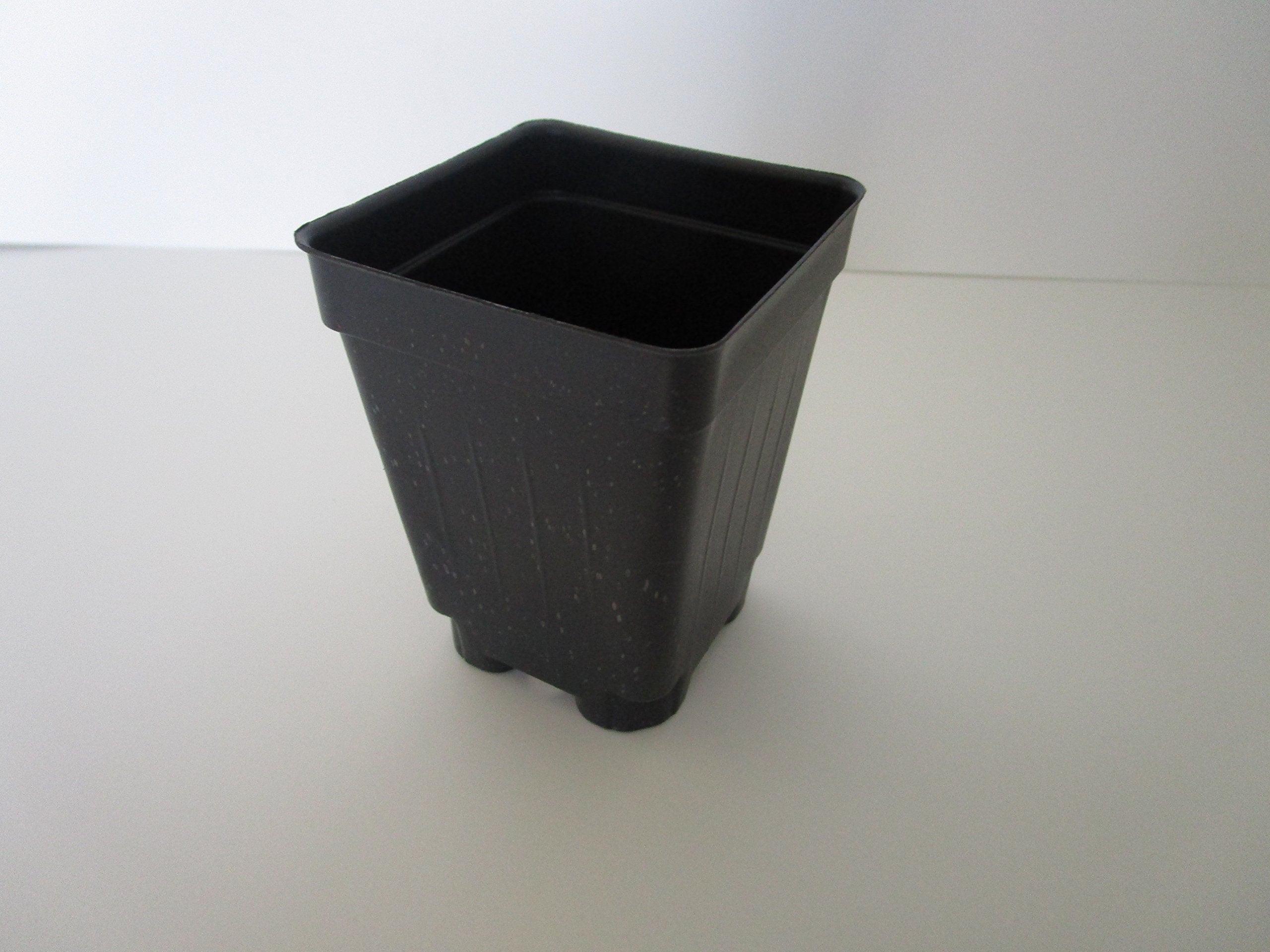 Landmark Plastics pots fitted into a 1020 tray showing efficient space use benefit