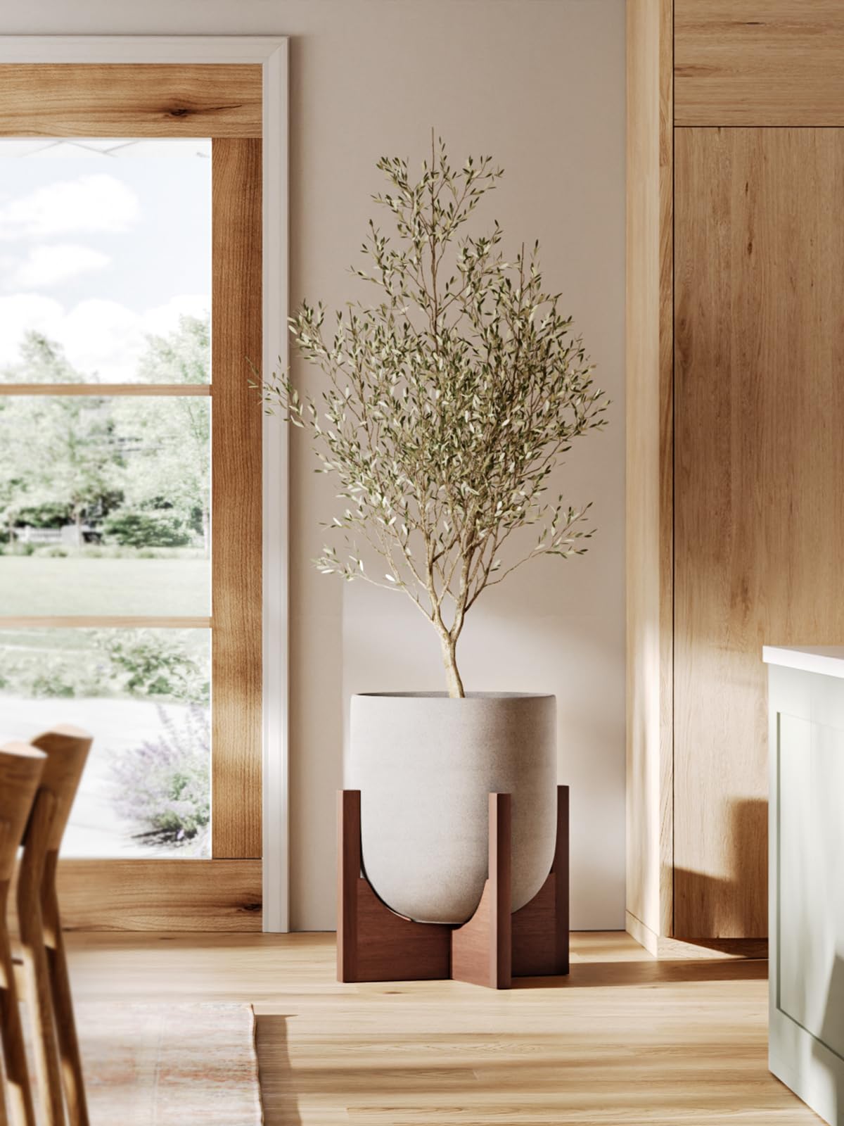 LE TAUCI scale comparison with 10-inch nursery pot showing true 12-inch fit