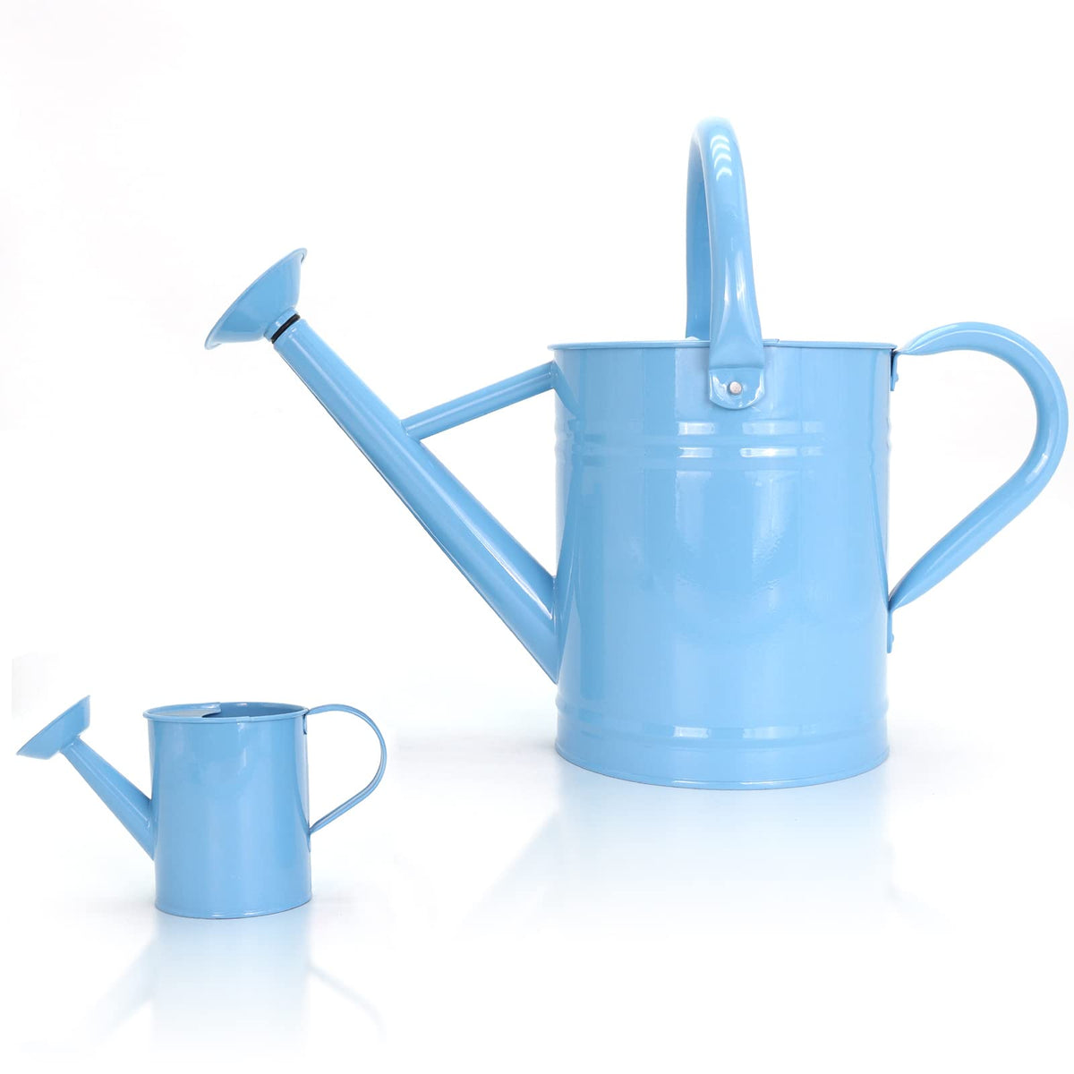 Lechloris front view of light-blue metal watering can, neat finish benefit