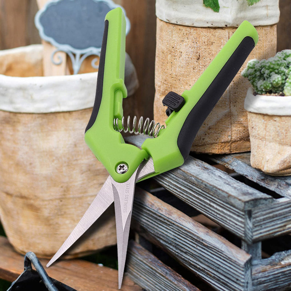 Leisch Life trimmer stored with blade cover showing safe compact storage benefit