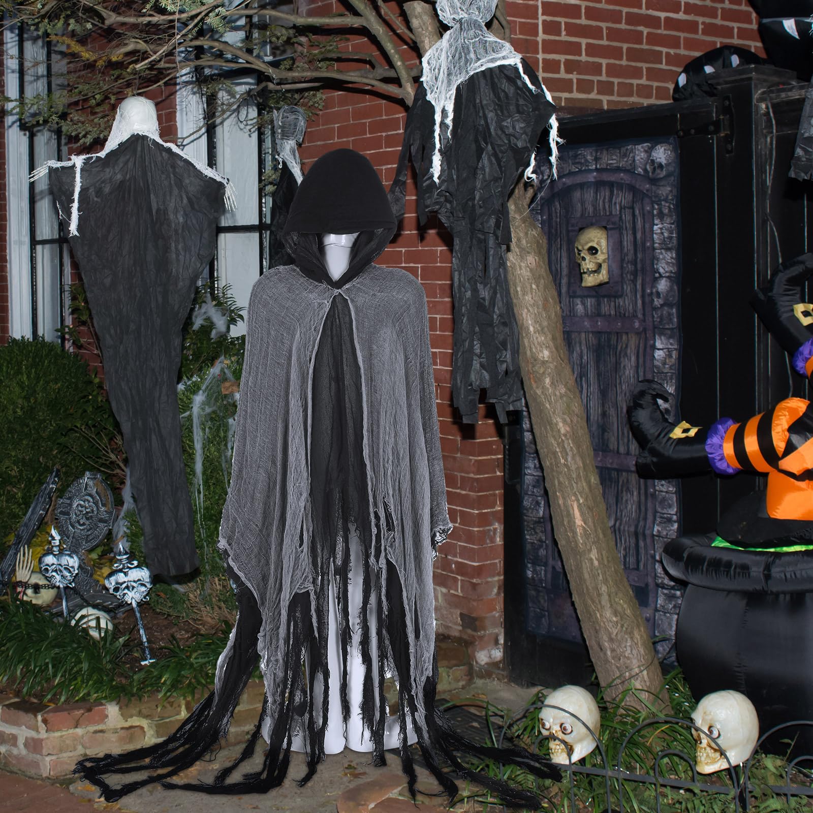 Lenwen mannequins dressed in Halloween costumes showing dramatic display potential