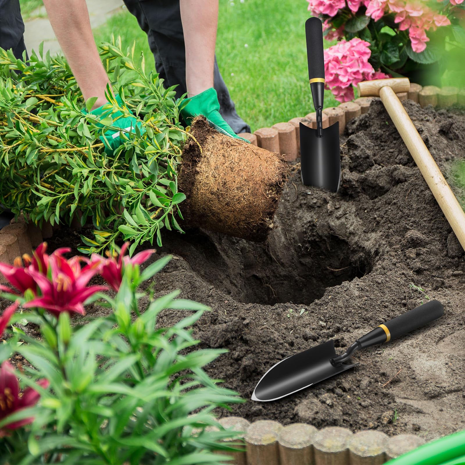 Leritón trowels on a garden bench with pots showing ready-to-use tools for small garden tasks