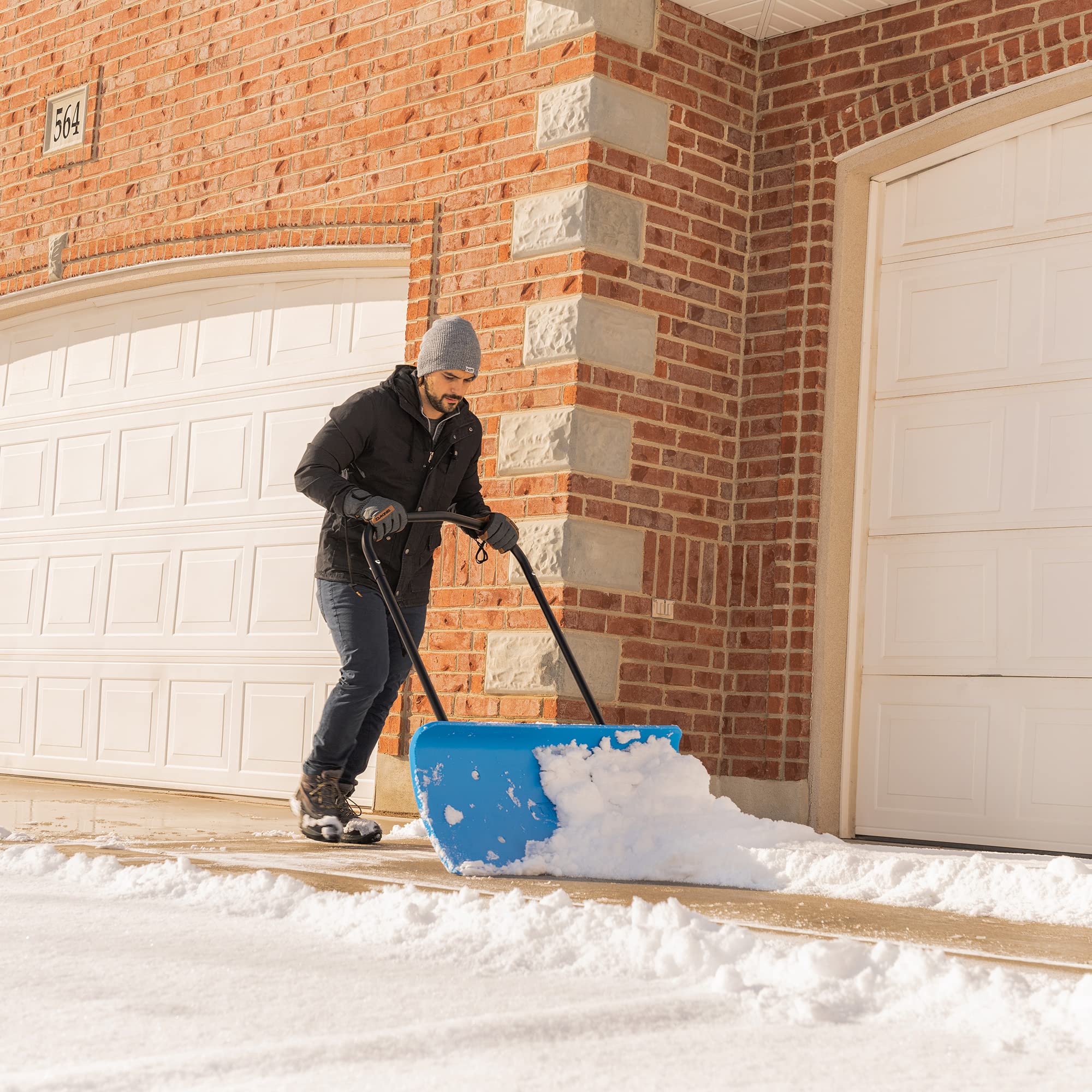 LIFETIME angled edge profile keeping snow from spilling over the blade during pushes