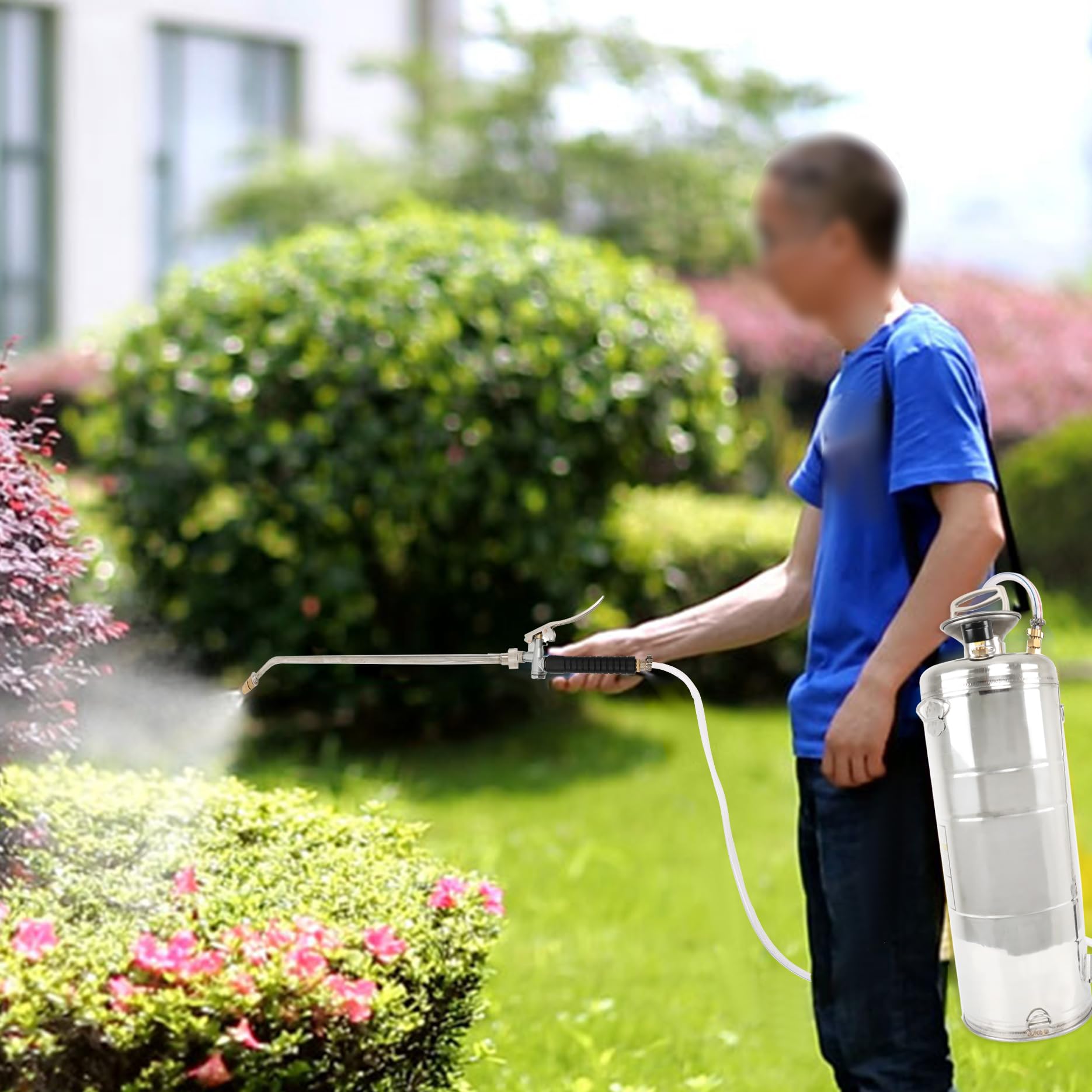LiGuVCY sprayer used to wash a car, offering targeted cleaning power