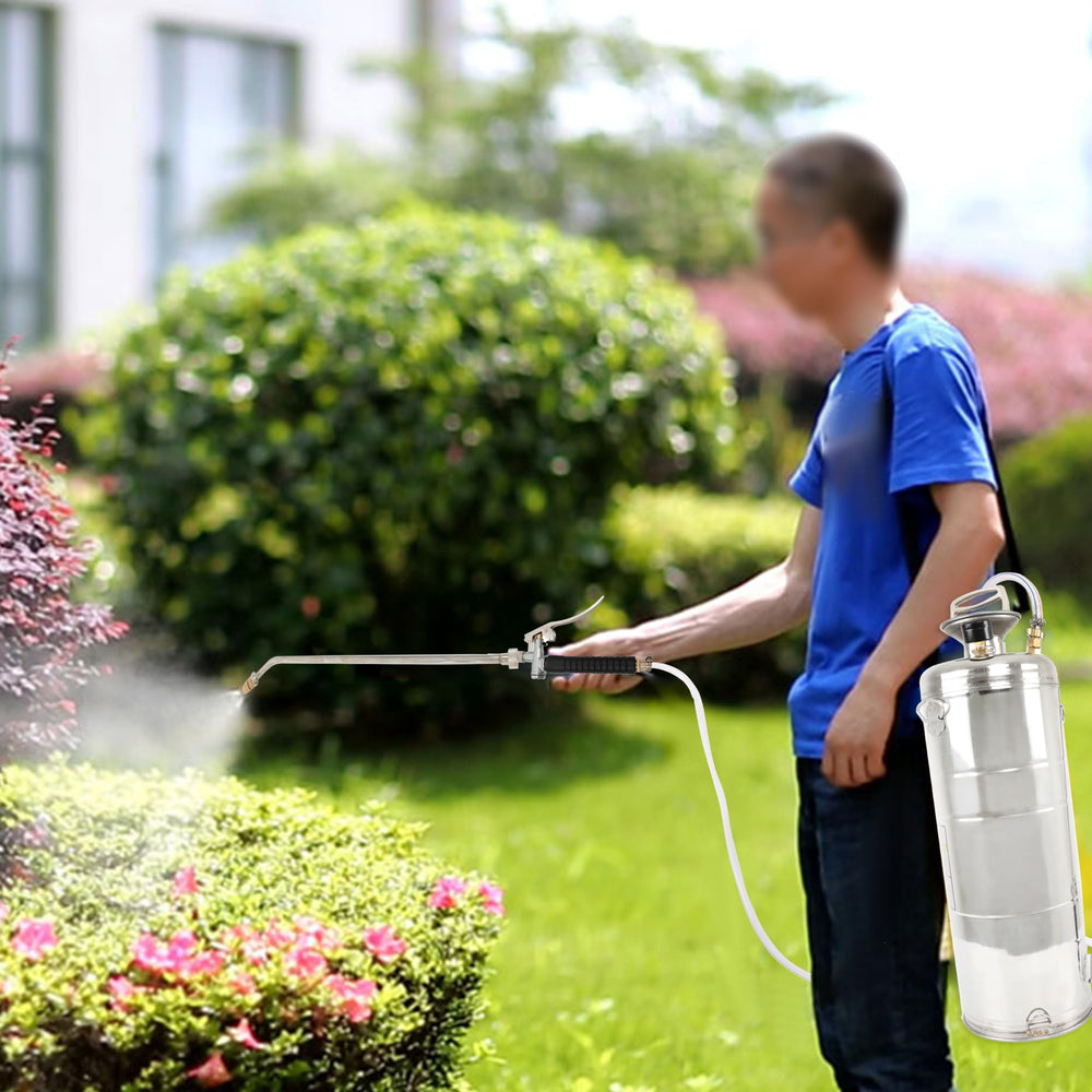 LiGuVCY sprayer used to wash a car, offering targeted cleaning power