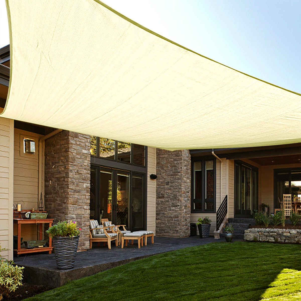 LOVE STORY toldo frontal mostrando forma y color Butter Cream, aporta sombra agradable