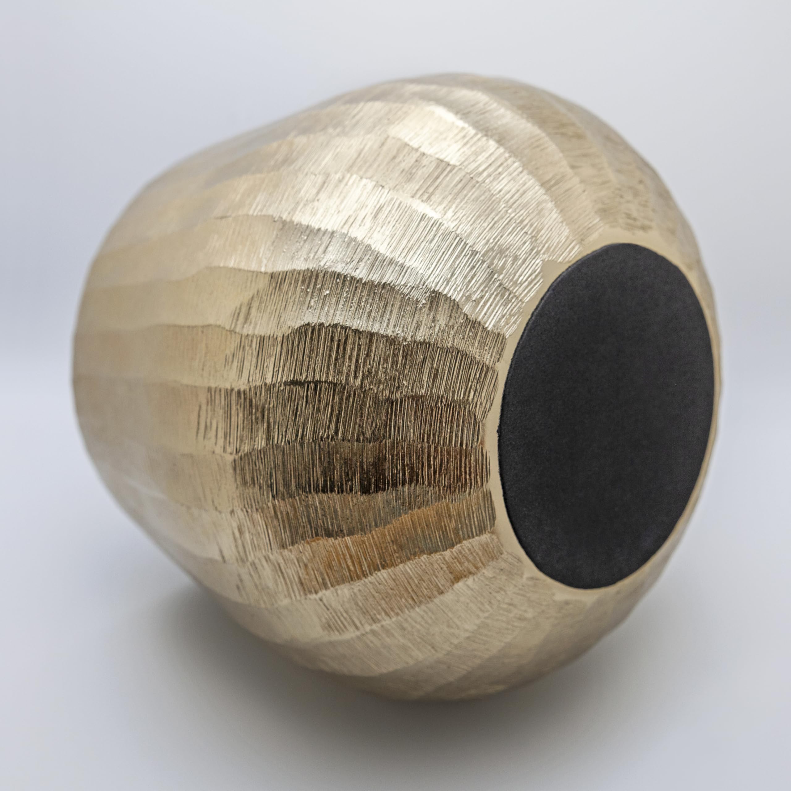 Luene side profile showing rounded shape and sturdy metal construction benefit