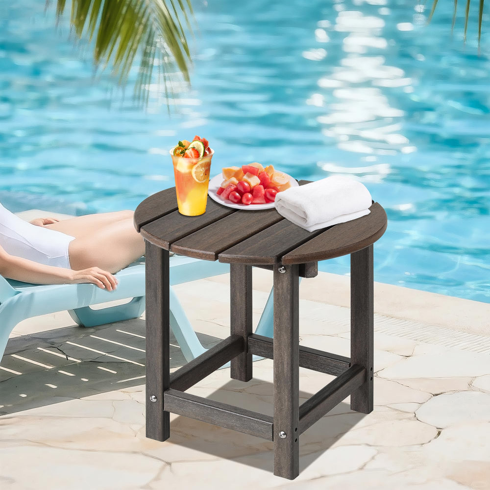 LZRS mesa en uso junto a silla Adirondack, superficie para bebidas y libros