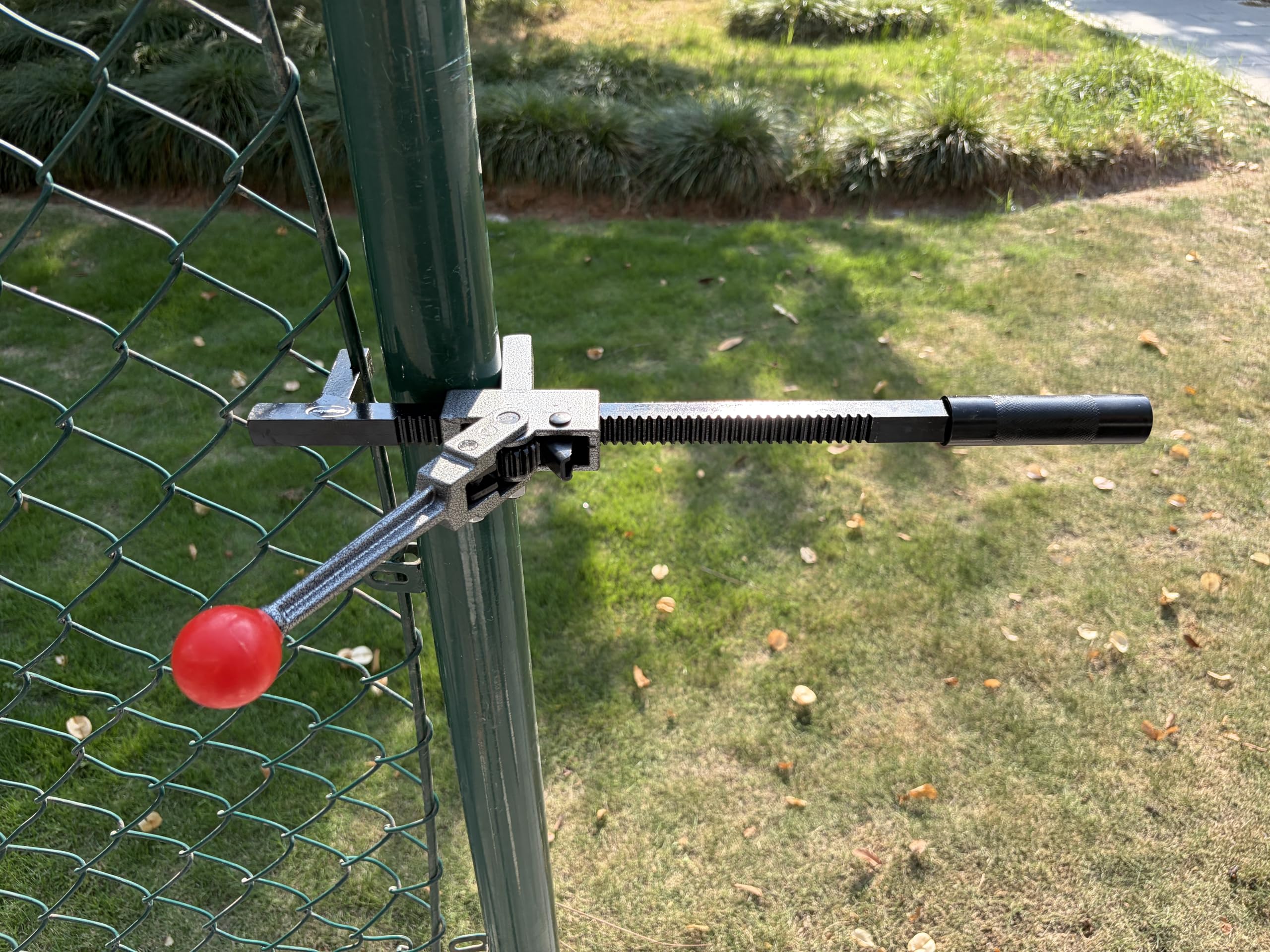 Magoleo iron surface close-up showing sandblasted anti-rust finish and durability benefit