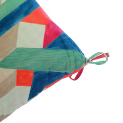 Makimoo side view showing 4.5-inch thickness and secure corner ties benefit
