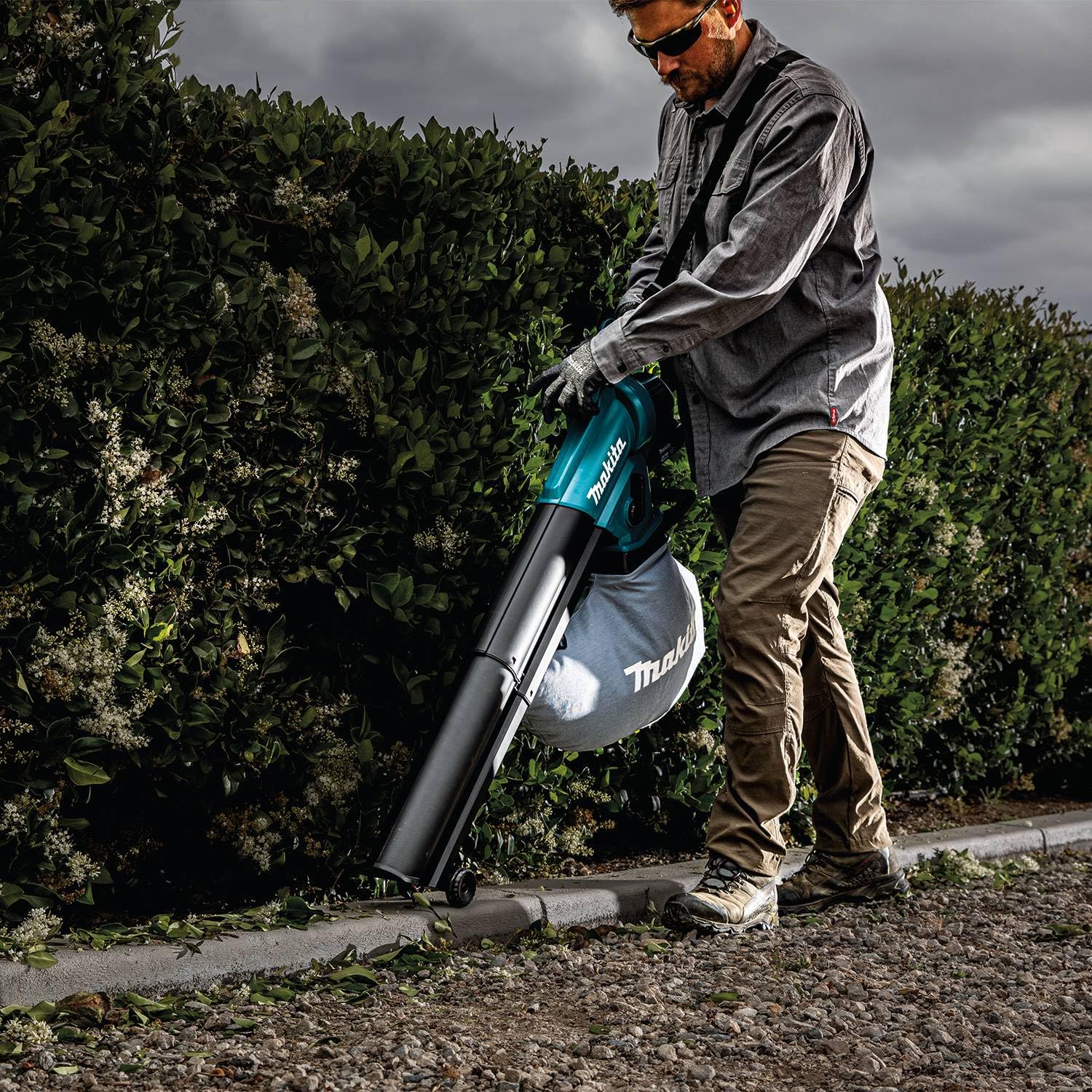 Makita removable wheels and base detail for easier maneuverability benefit
