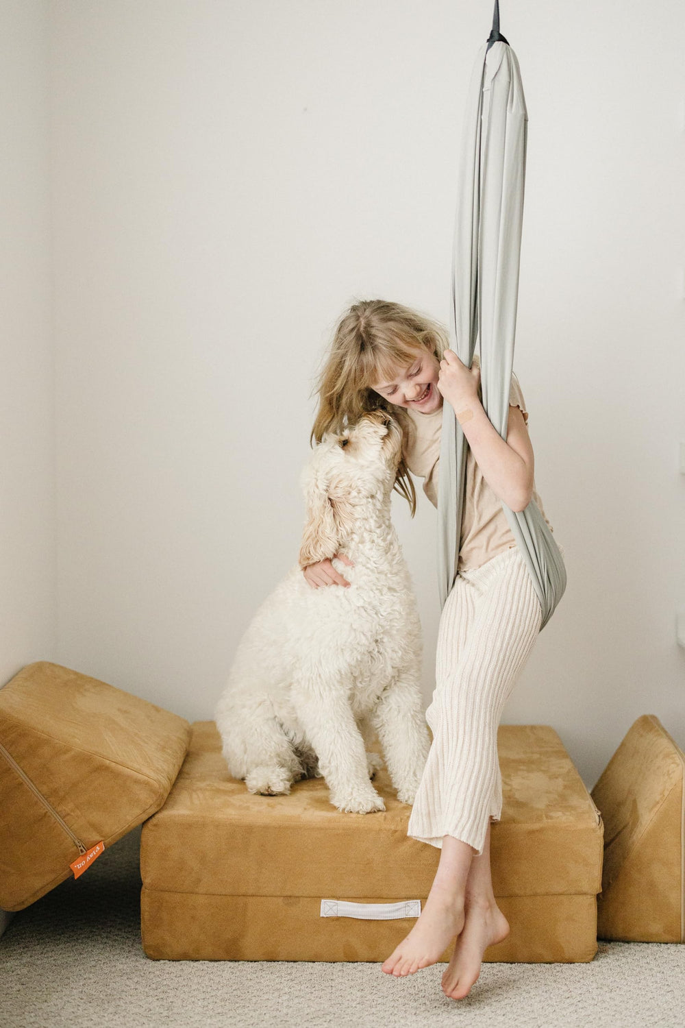 Marlowe & Co heavy-duty swivel hardware and daisy chain strap for secure, tangle-free rotation