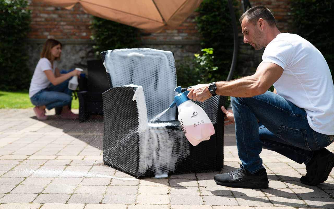 Marolex Axel 3000 spraying foam during car wash, improving cleaner contact time