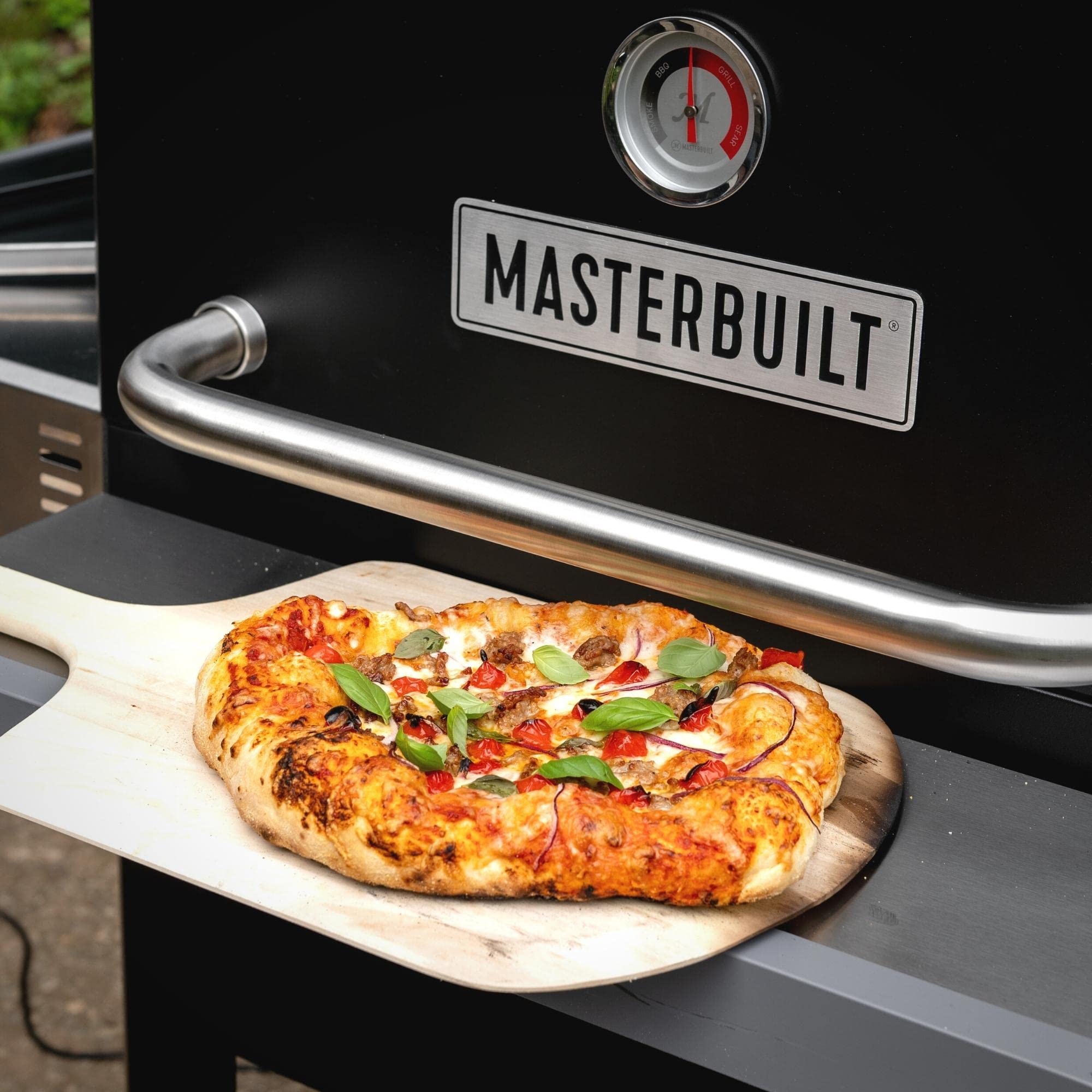 Masterbuilt side panel and porcelain-coated exterior detail for heat retention