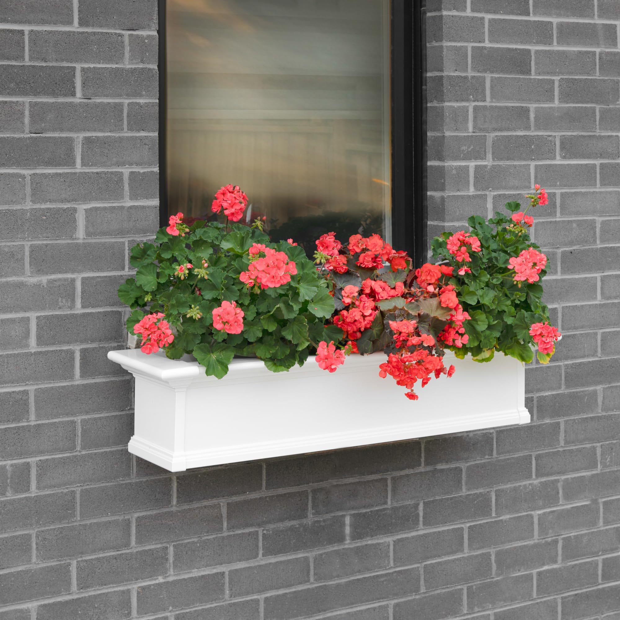 Mayne Yorkshire close-up of polyethylene texture showing durable, weatherproof finish