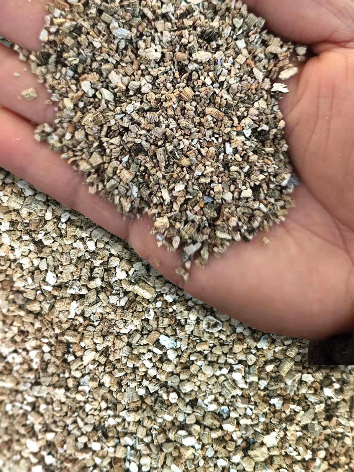 MDPQT bag front view showing 30 QT vermiculite and clear labeling for gardening