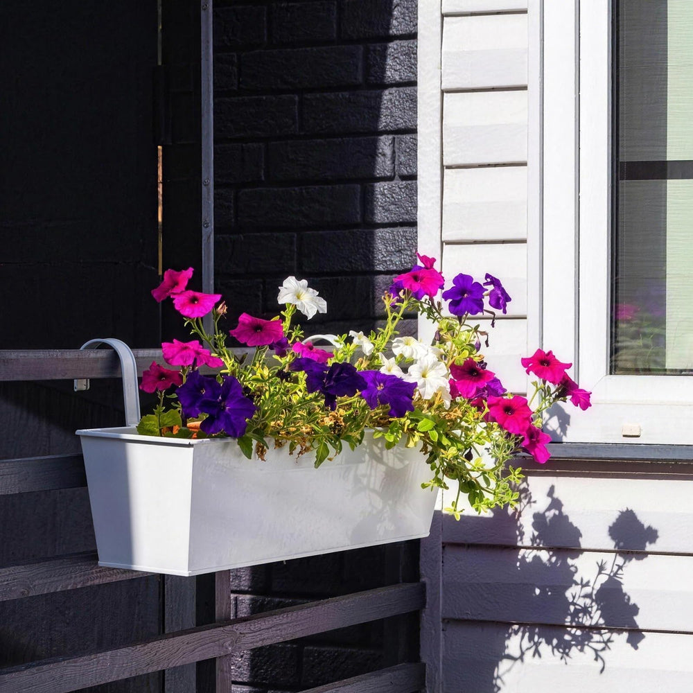 Meltset M trio hanging on balcony railing creating a space-saving garden