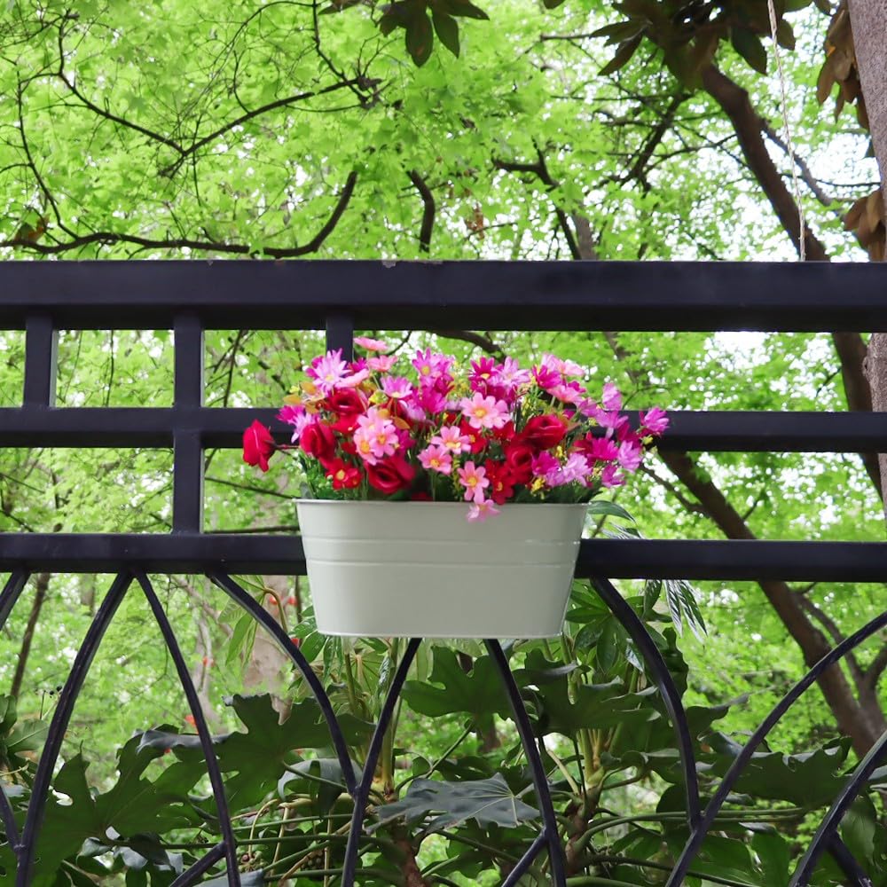 Meltset M hanging on a balcony railing demonstrating secure fit