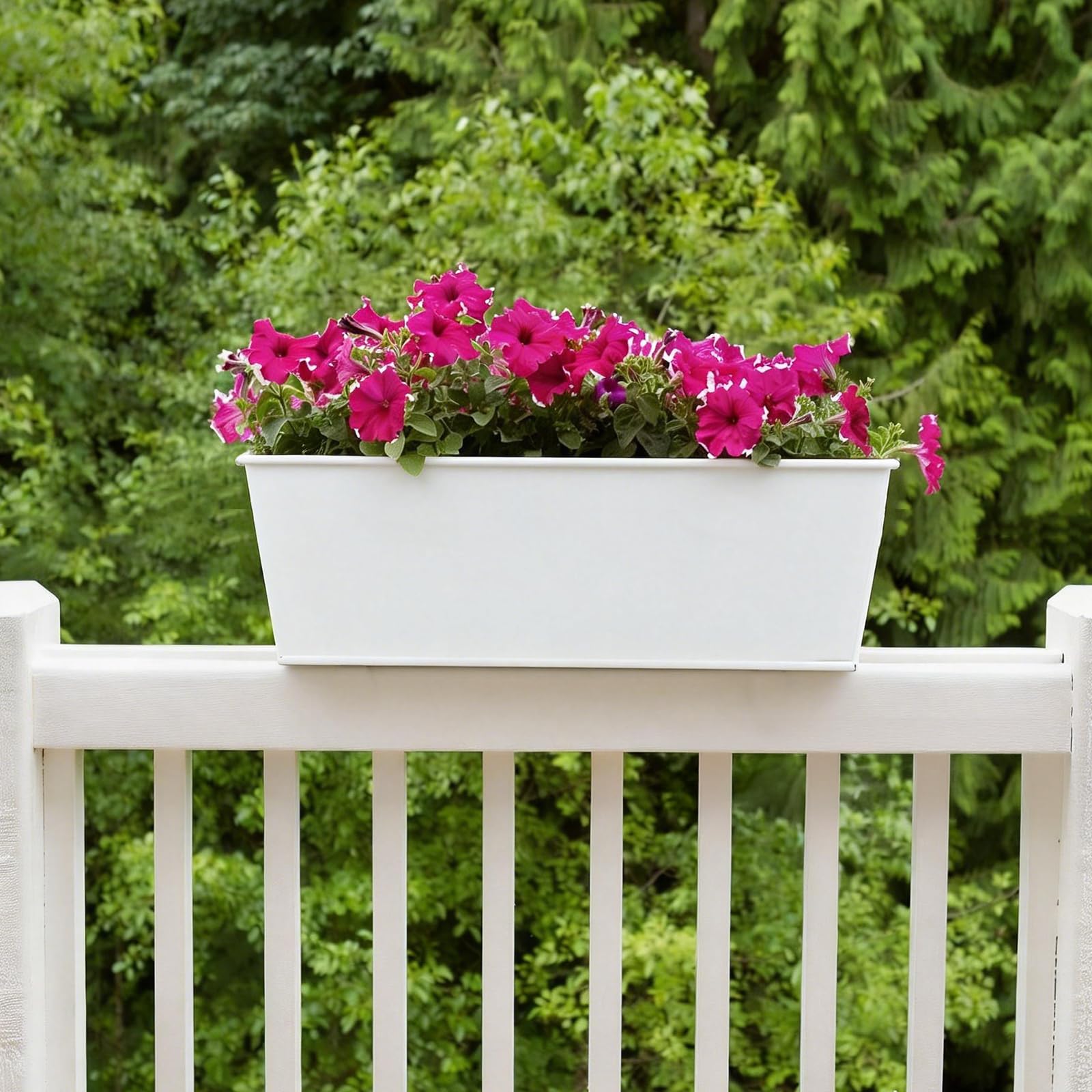 Meltset M three planters aligned highlighting set quantity and uniform look