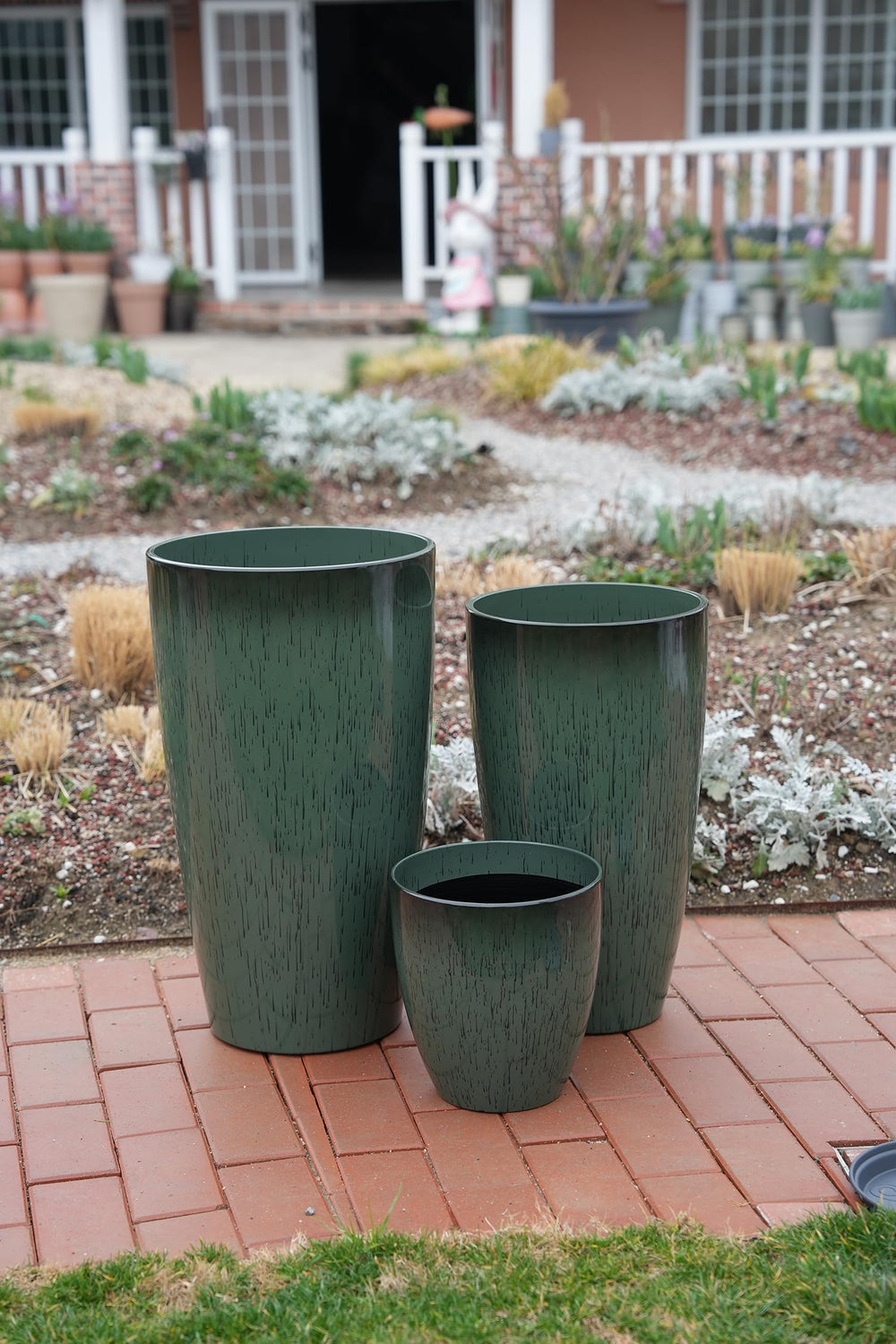 MinCHI257 11-inch planter with trailing plant creating layered interest