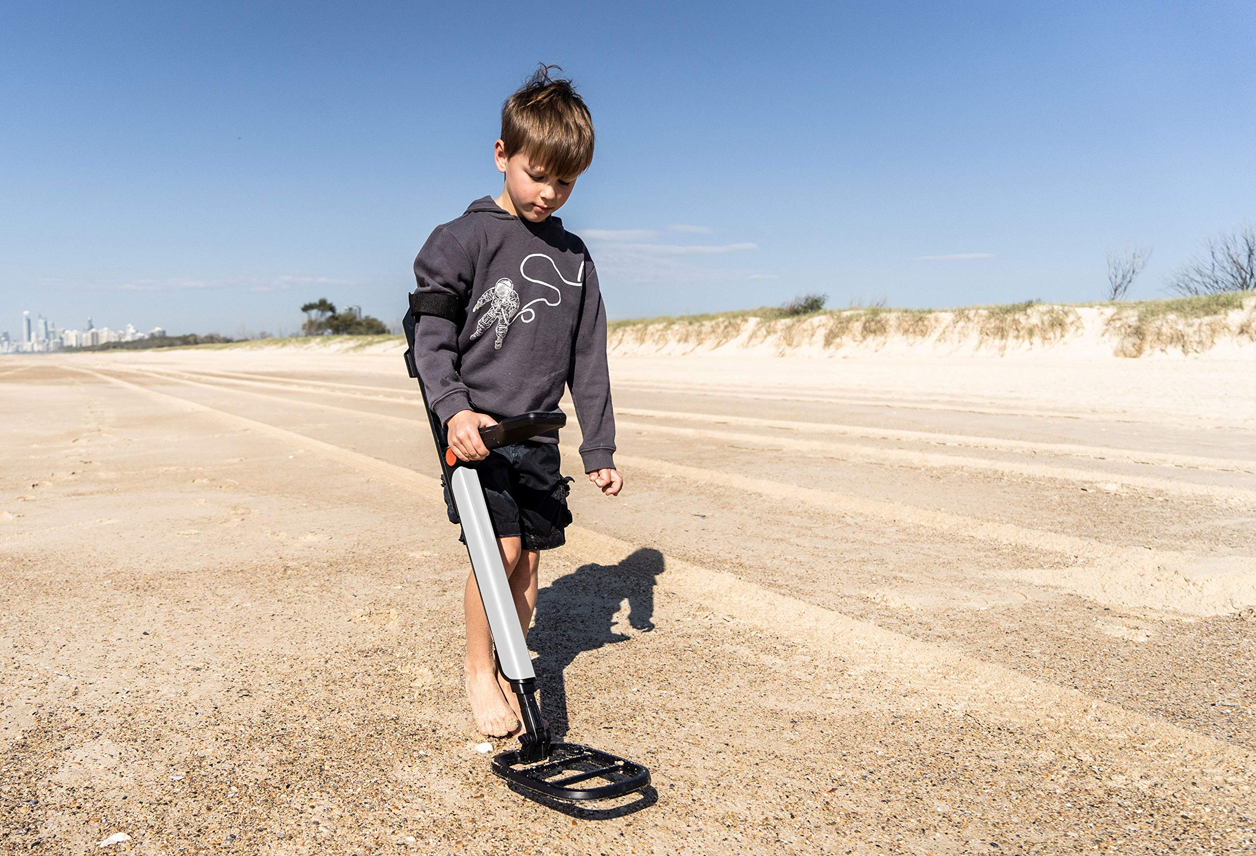 MINELAB GO-FIND 11 in use on beach showing shallow-water detecting benefit