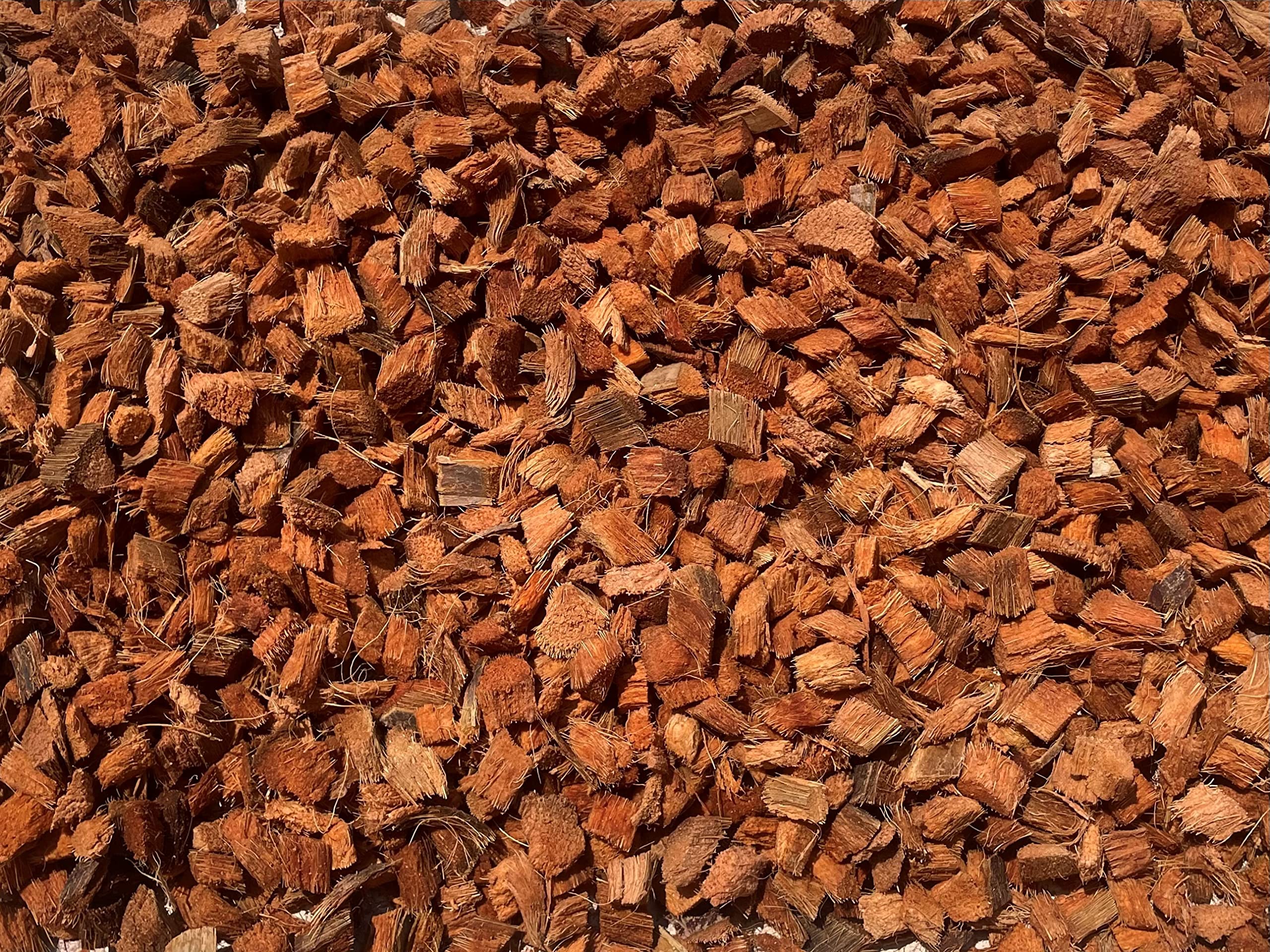 MODELLOR close-up of chunky coco chips texture improving aeration and drainage