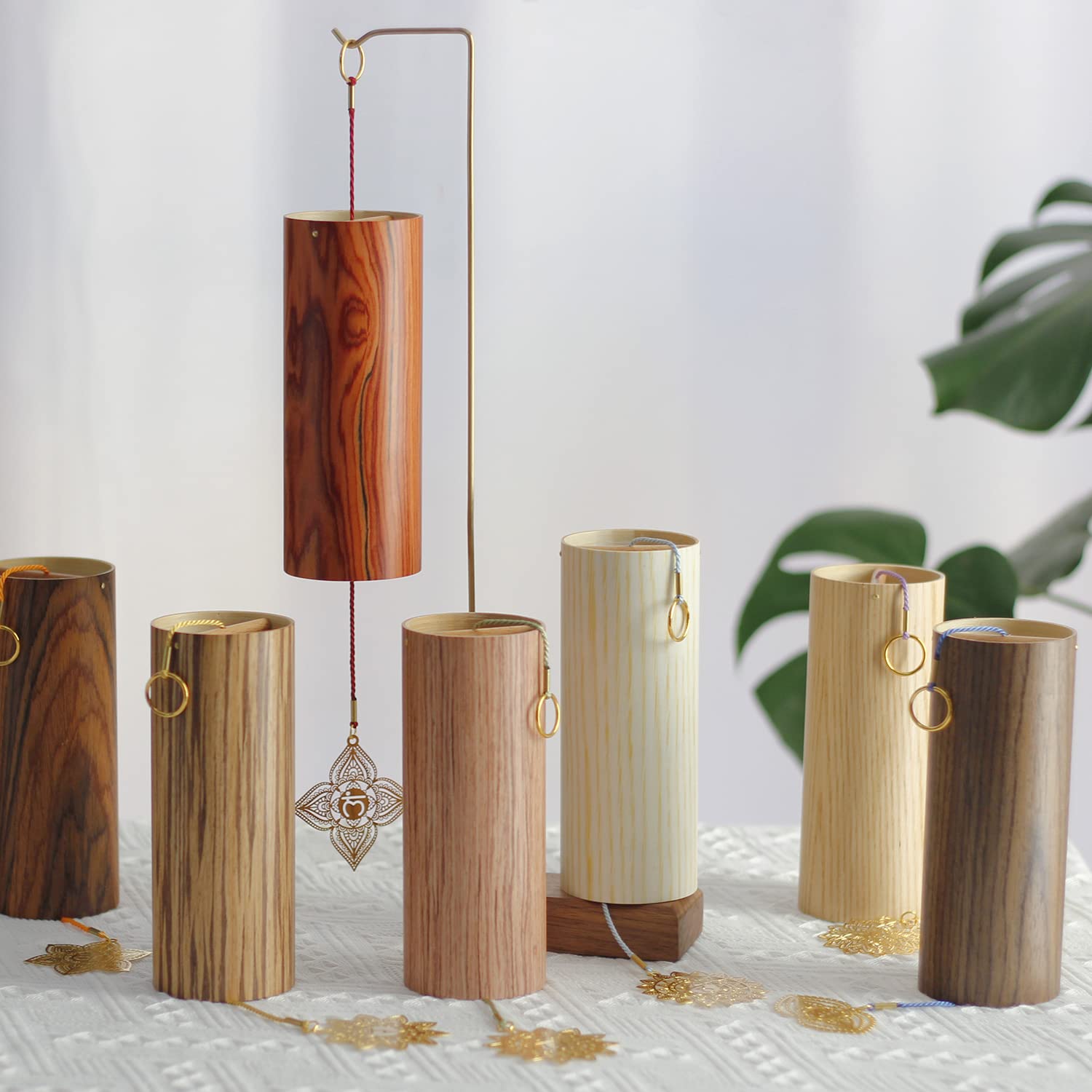Mowind product label and bamboo material close-up indicating eco-friendly construction