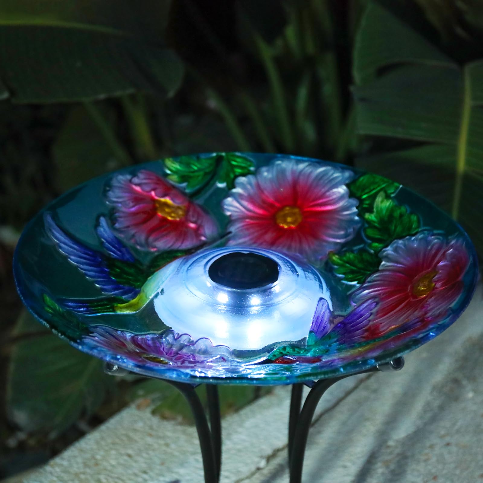 MUMTOP solar panel and LED detail showing sunlight charging and night illumination benefit