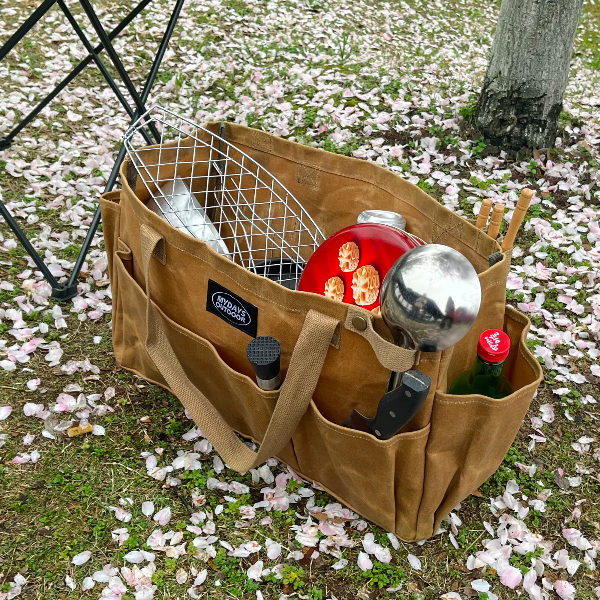 MYDAYS OUTDOOR tote being carried comfortably by hands for portability