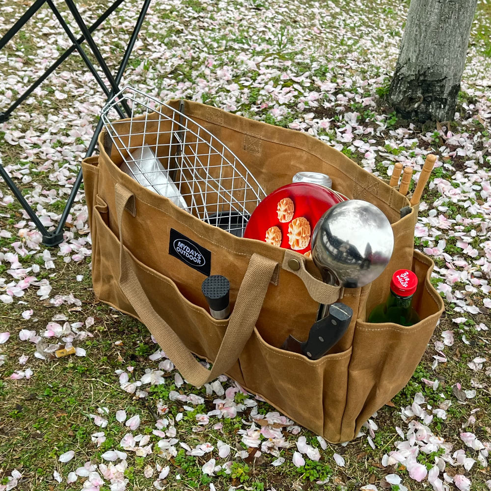 MYDAYS OUTDOOR tote being carried comfortably by hands for portability