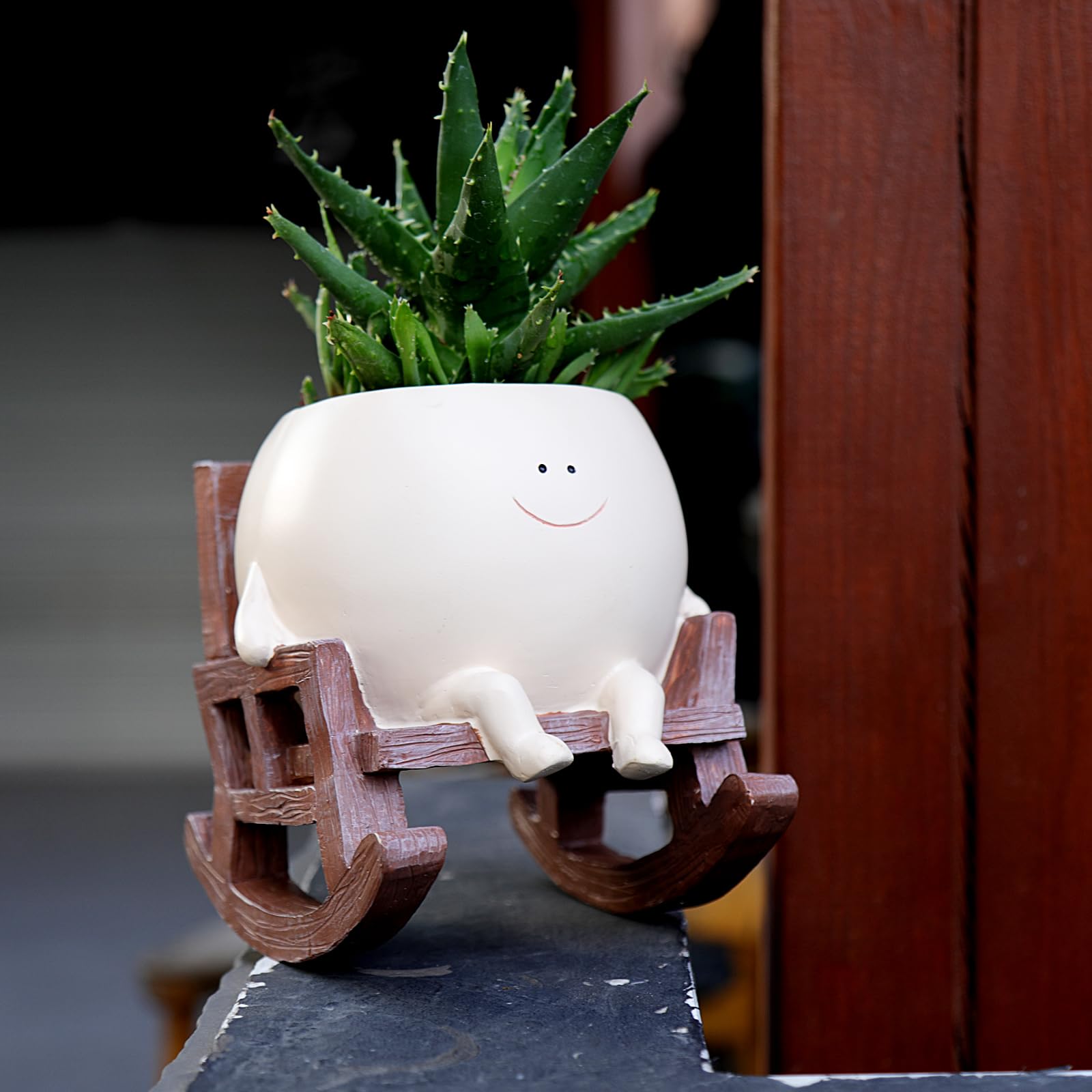 NINIPAPA size comparison next to hand, shows compact gift-ready scale