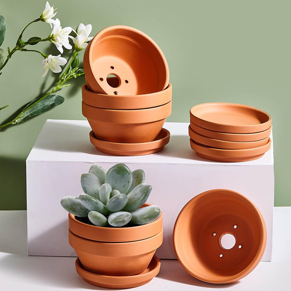 NiSevenLiving terracotta scale with hand showing pot size and easy handling benefit