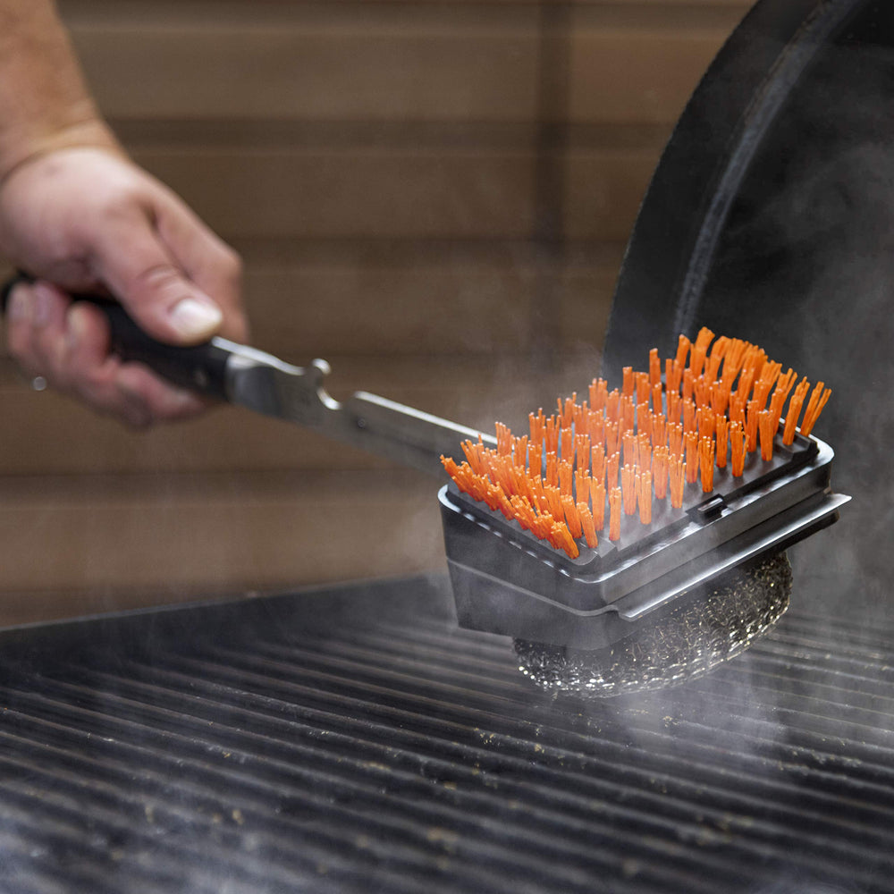 Oklahoma Joe's ergonomic riveted handle and storage notch for comfortable, stable grip
