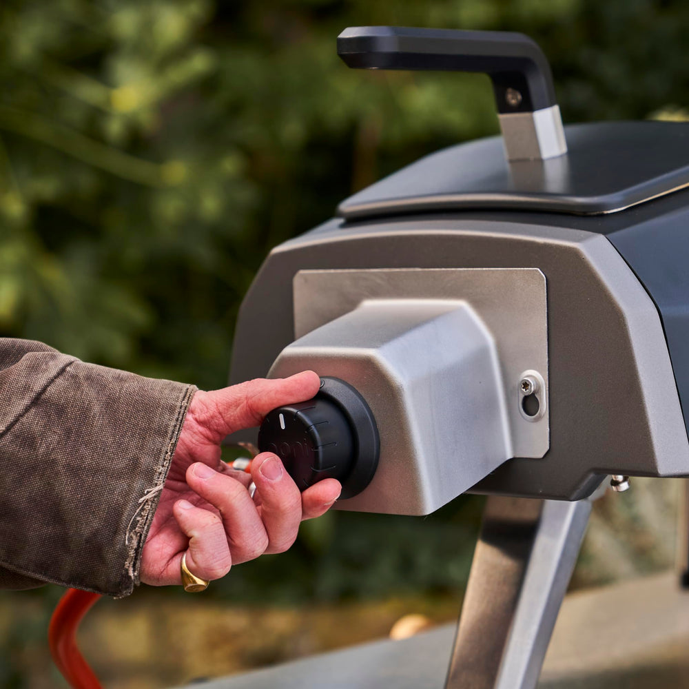 Ooni burner producing steady flame for consistent high-heat cooking