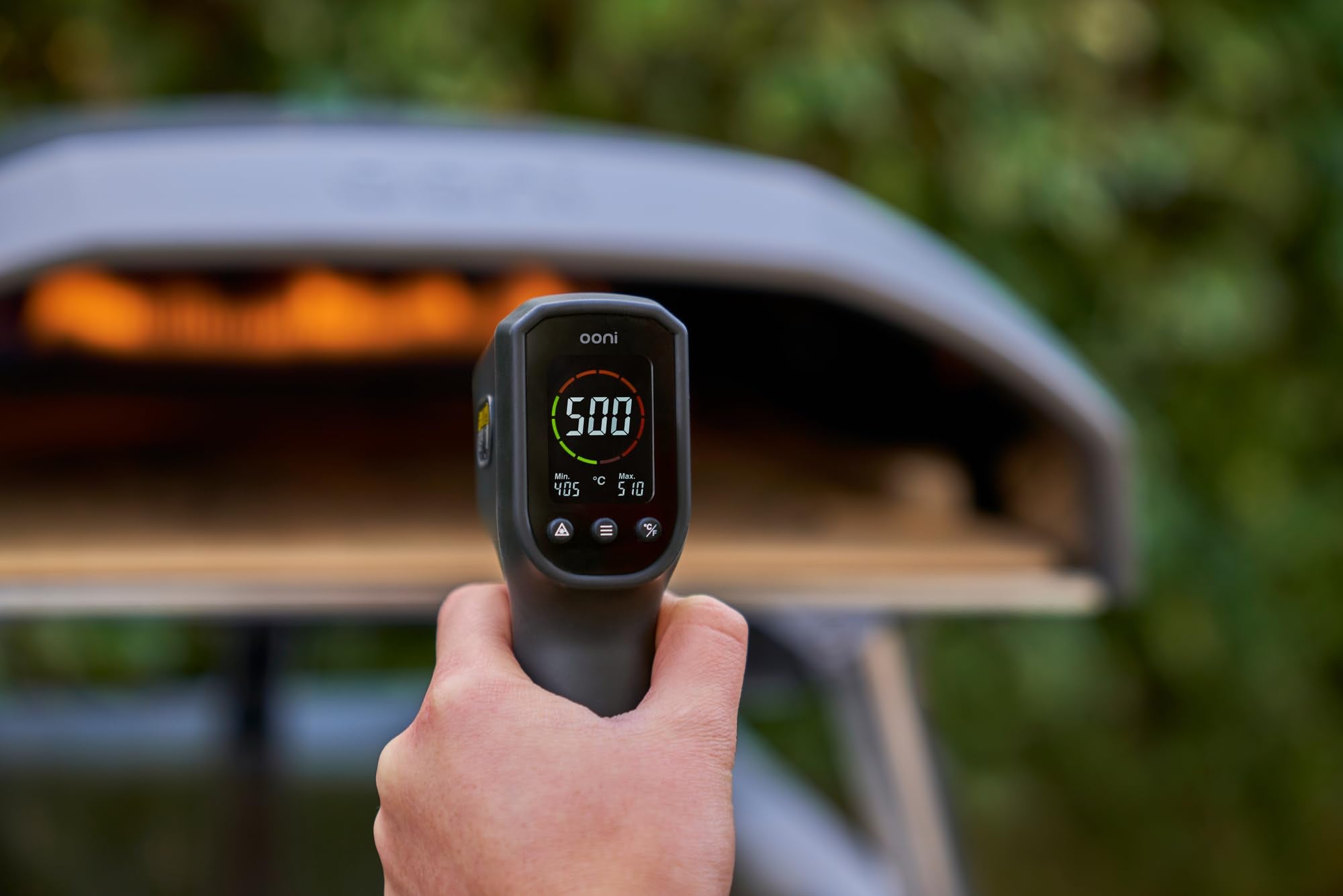 ooni thermometer closeup of sensor lens emphasizing precision readings