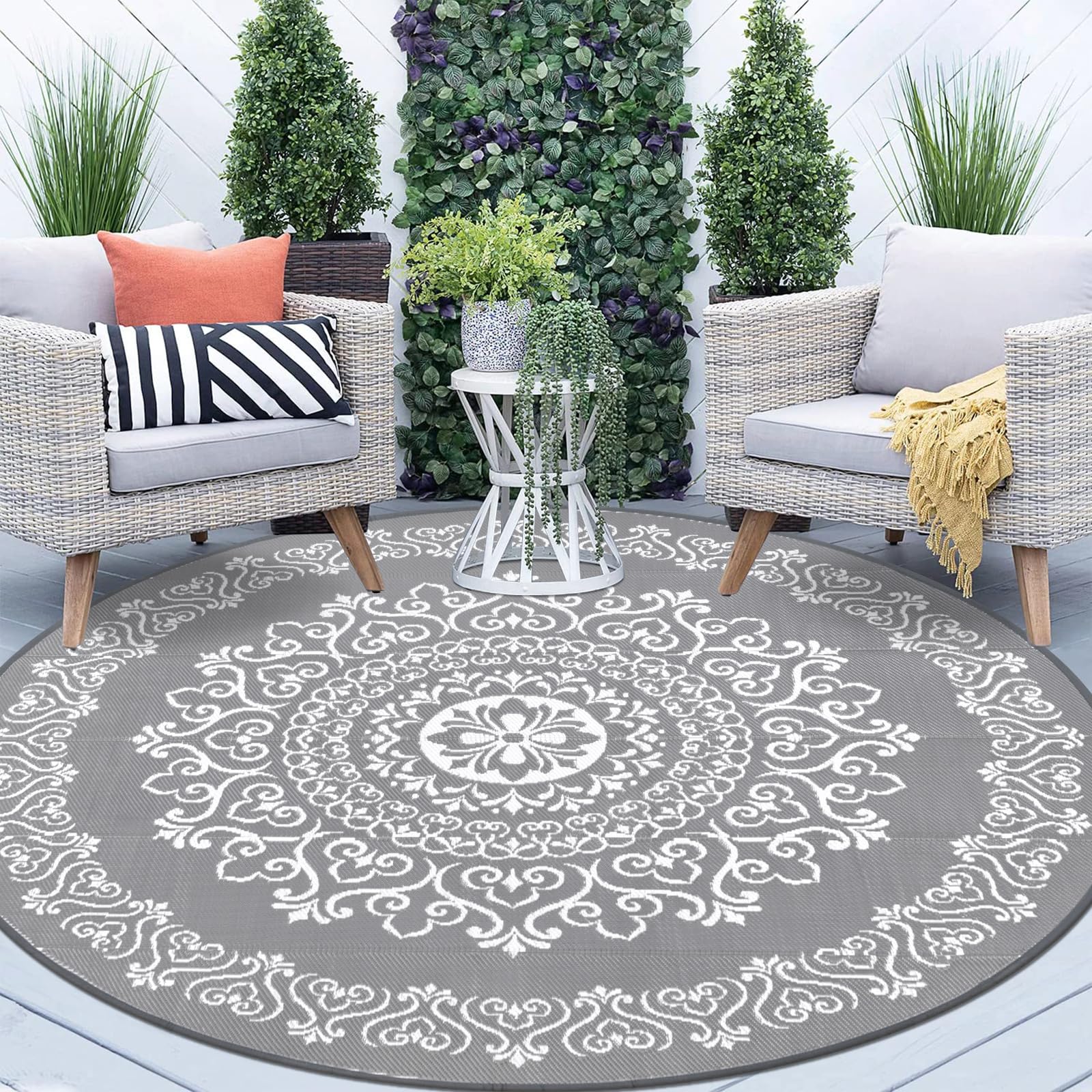Pauwer rug at beach setup illustrating sand-resistant, quick-dry convenience