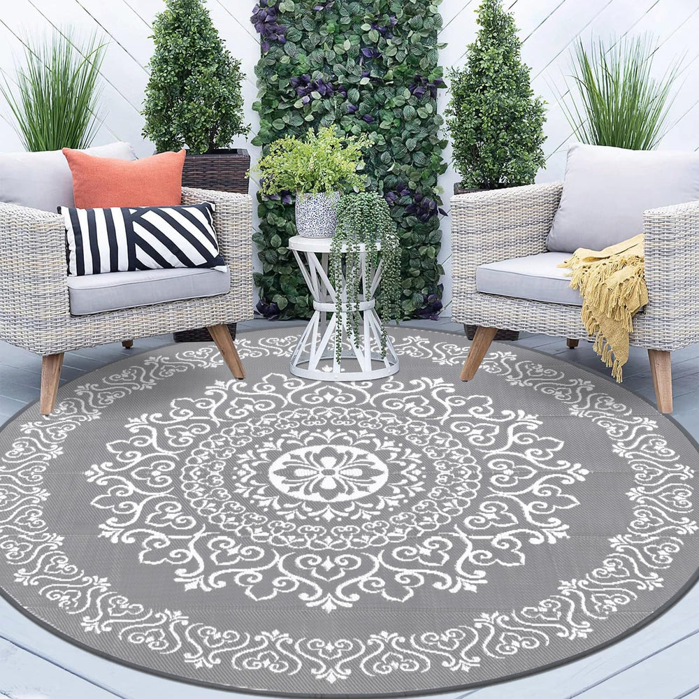 Pauwer rug at beach setup illustrating sand-resistant, quick-dry convenience
