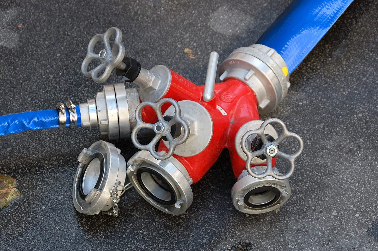 PEISONGFEI hose next to included clamps highlighting easy, leak-resistant attachments