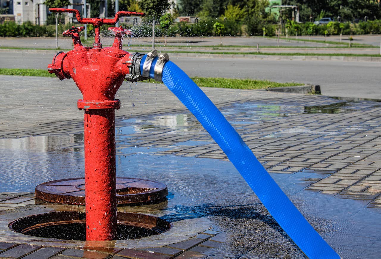 PEISONGFEI backyard setup with hose draining pool showing practical maintenance use