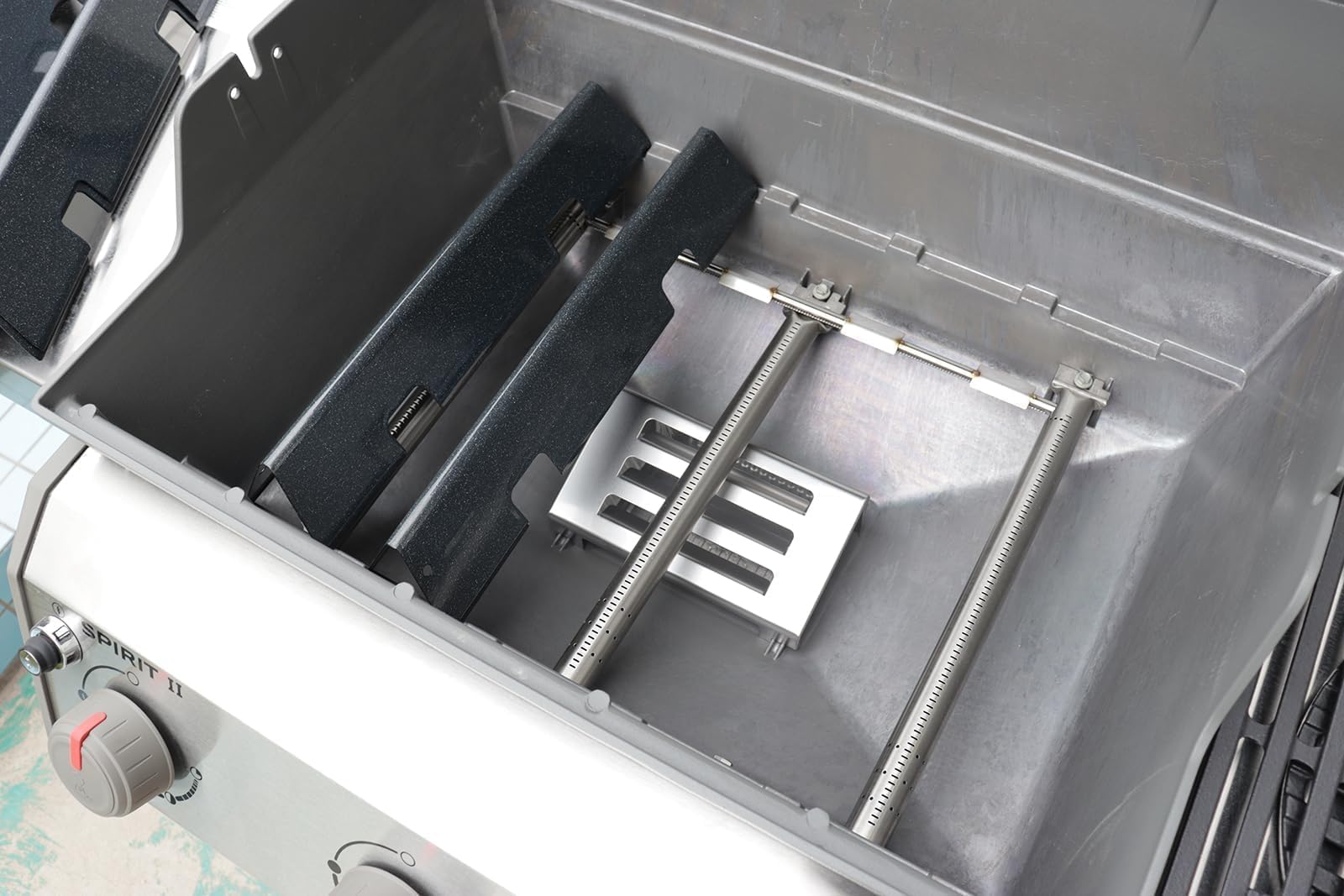 PETKAO porcelain-enameled flavorizer bars detail for even heat and easier cleaning