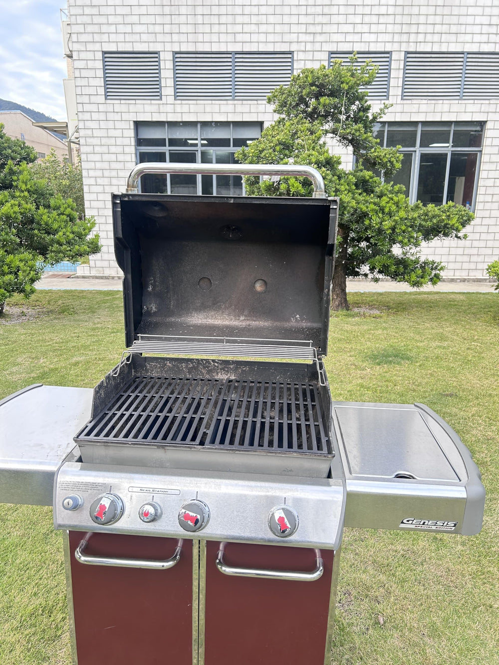 PETKAO kit pictured in backyard BBQ setting demonstrating improved grilling