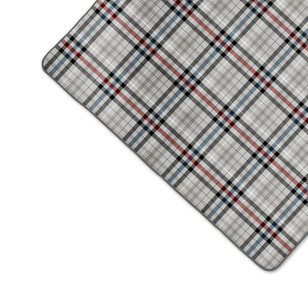 PICNIC TIME zippered pocket close-up securing keys and small essentials