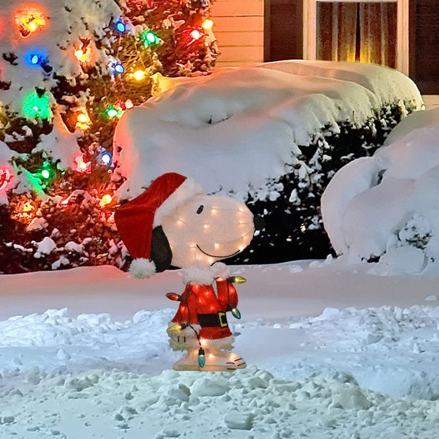 PRODUCTWORKS Snoopy lights on at night creating warm holiday illumination